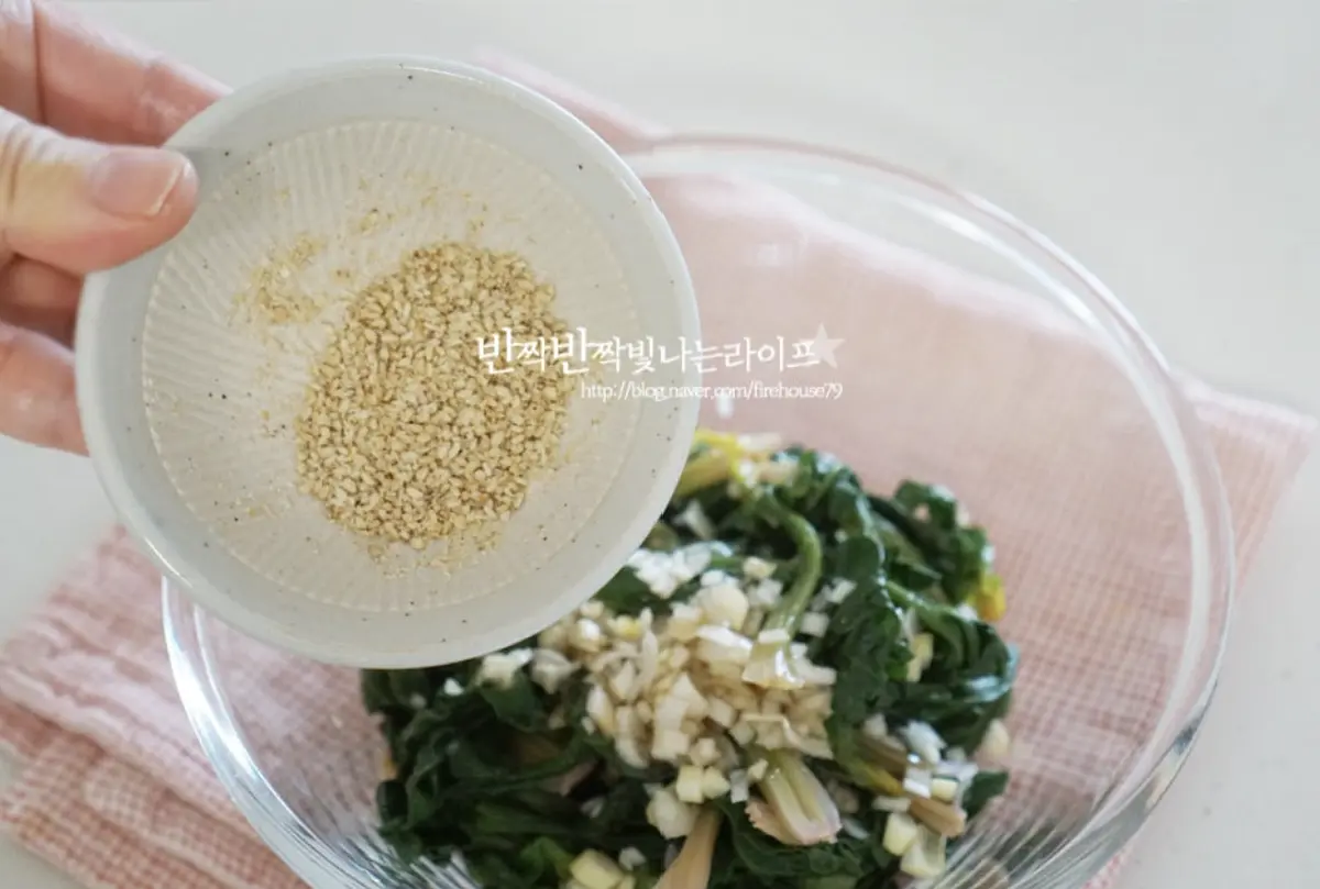볶은 깨를 갈아서 넣으면 고소한 풍미를 살릴 수 있습니다.