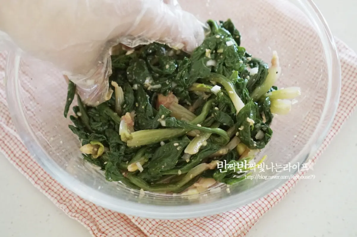 볼에 재료를 모두 넣고 무치면 됩니다. 부족한 간은 소금으로 더해주세요.