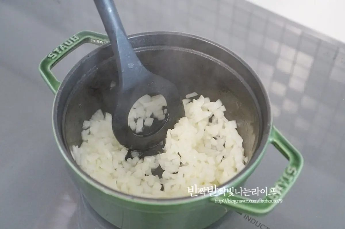 달군 팬에 올리브오일 1 큰 술을 두르고 소금 한꼬집을 넣어 양파를 볶아줍니다.