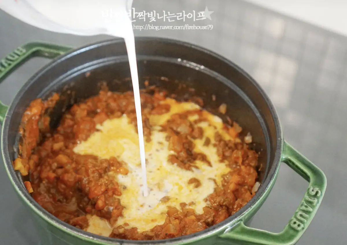 가볍게 섞어준 뒤 우유 100ml, 버터 1 큰 술을 넣어줍니다.