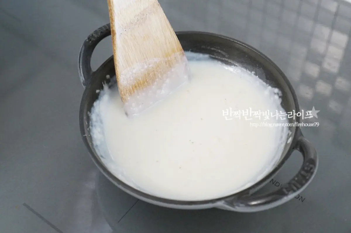 덩어리지기 쉬우므로 계속 저어가며 풀어 끓여 준비합니다.