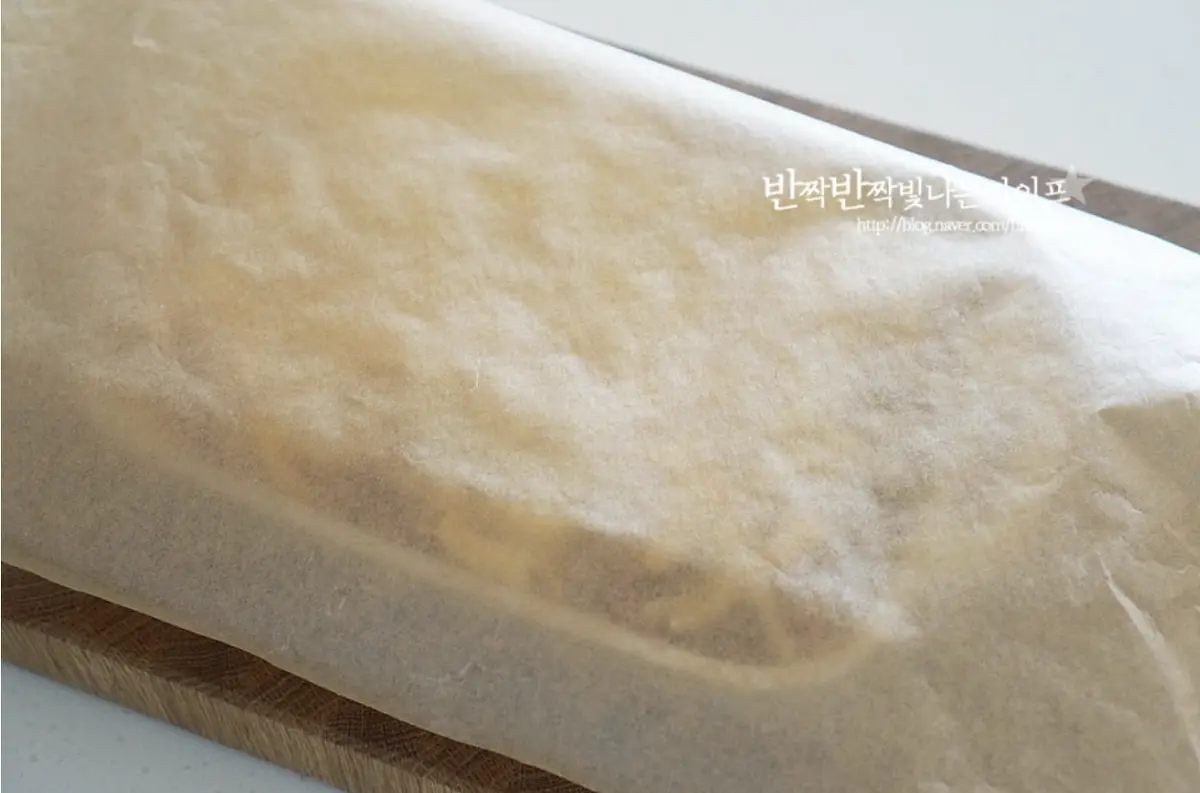 속까지 재료가 골고루 익일 수 있도록 종이호일을 덮어줍니다.