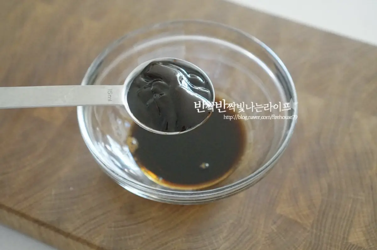 진간장 2 큰술, 굴소스 1 큰술 올리고당 1 큰술, 맛술 1 큰술 참기름 1 큰술, 후추 약간 넣어 소스를 만들어 줍니다.