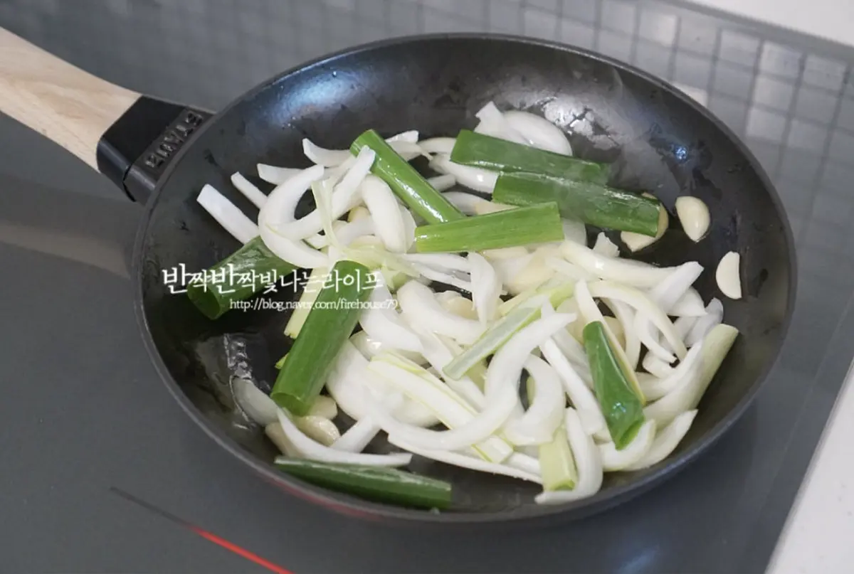 마늘이 향긋하게 볶아지면 대파와 양파도 같이 볶아주고
