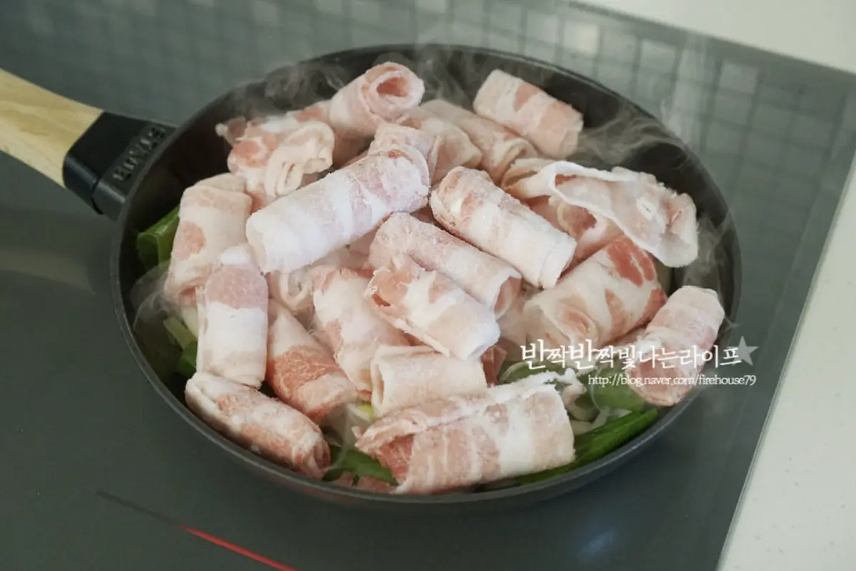 양파가 투명해지면 대패삼겹을 넣어줍니다.