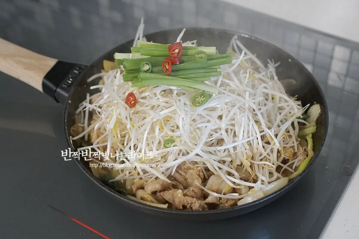 고기가 절반 이상 익으면 만들어둔 양념을 넣어 볶아주고 숙주, 쪽파와 고추를 넣어줍니다.