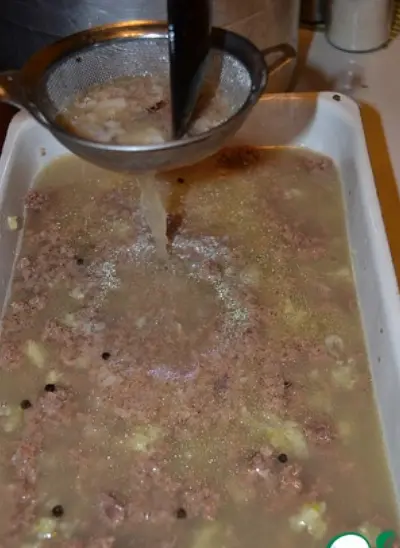 Залить процеженным бульоном. Держать в холоде до полного застывания. После этого можно заморозить.