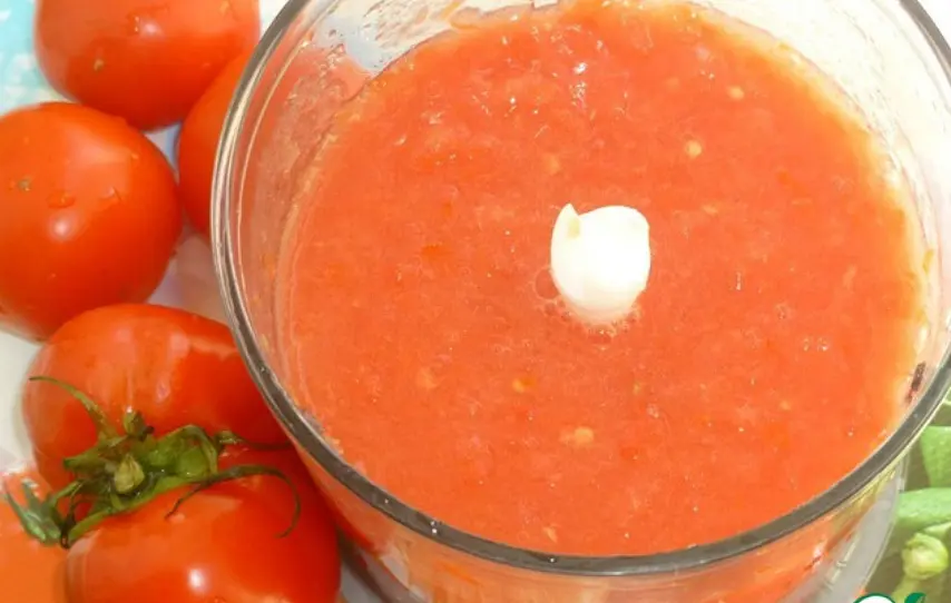 Помидоры вымыть, пропустить через мясорубку (блендер)