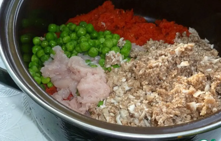 В томатную массу положить мясо, грибы, зеленый горошек, порубленную зелень.