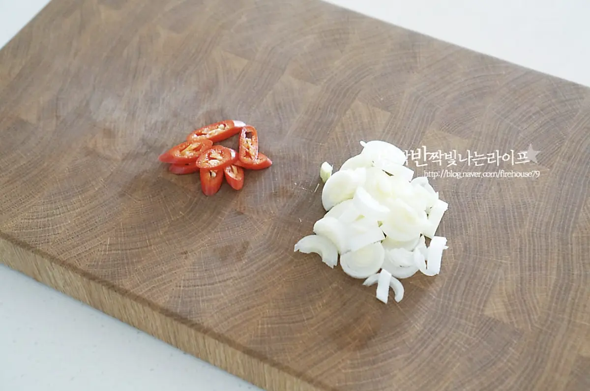 대파는 파 기름을 내어줄 것이라 흰 부분인 줄기 위주로 잘게 썰어주고, 맛과 색을 더해주는 홍고추는 어슷하게 썰어줍니다.