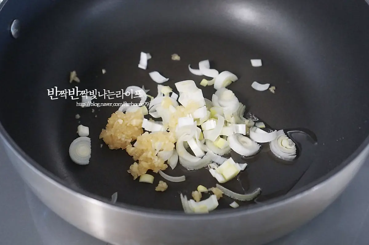 깊은 팬에 식용유 1½ 큰 술을 두르고 다진 파와 마늘을 넣어줍니다.