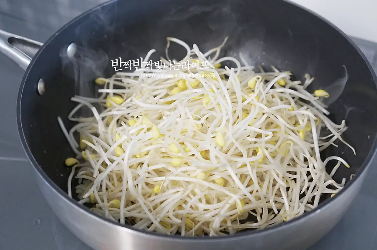 파기름이 만들어지면 손질해둔 콩나물을 넣어줍니다.