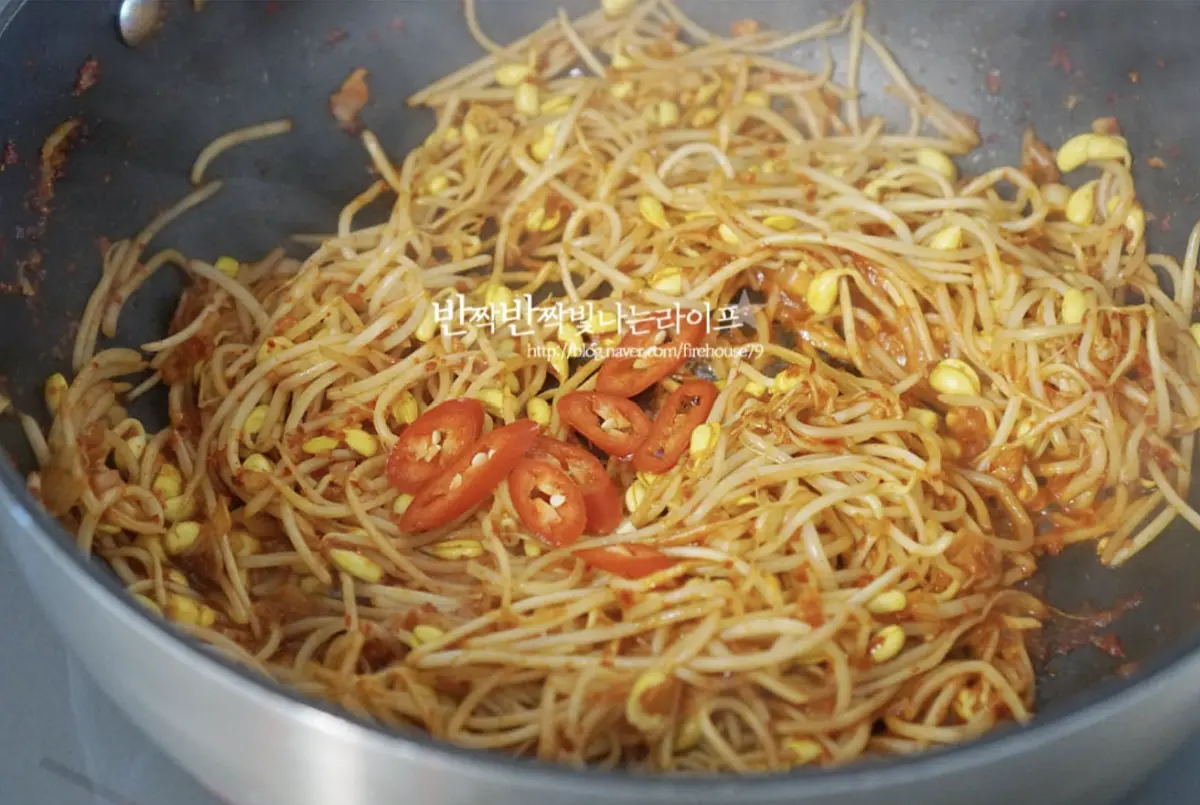 아삭아삭한 식감을 위해 센 불로 빠르게 볶아 어우러지도록 한 뒤 먹기 좋게 익고 간이 스며들면 홍고추를 넣고
