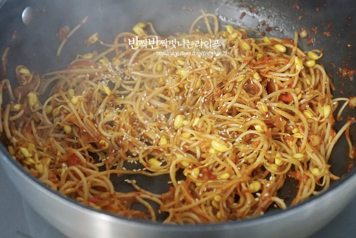 마지막으로 참기름과 통깨를 넣고 마무리해요.