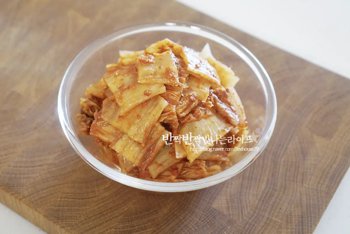 김치는 잘 익은 신김치로 준비하고 김칫소는 덜어내고 한 입 크기로 썰어줍니다.