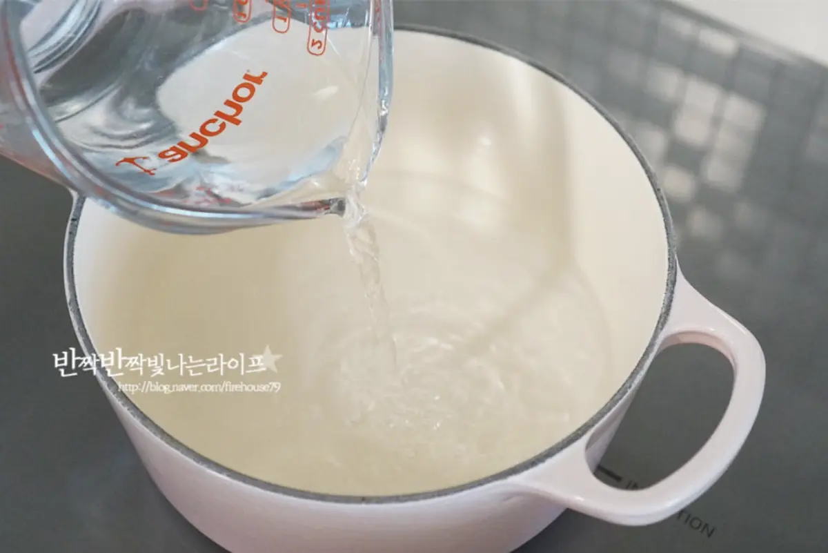 물 3컵, 삼겹살, 새우젓 1 큰 술을 넣어줍니다.
