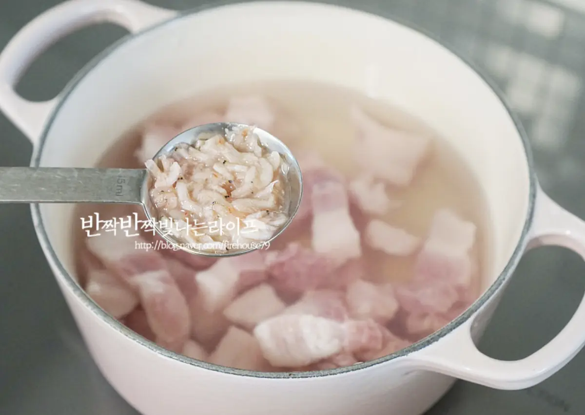 새우젓은 건더기만 넣어주었습니다. 시원한 감칠맛을 낼 수 있어요.