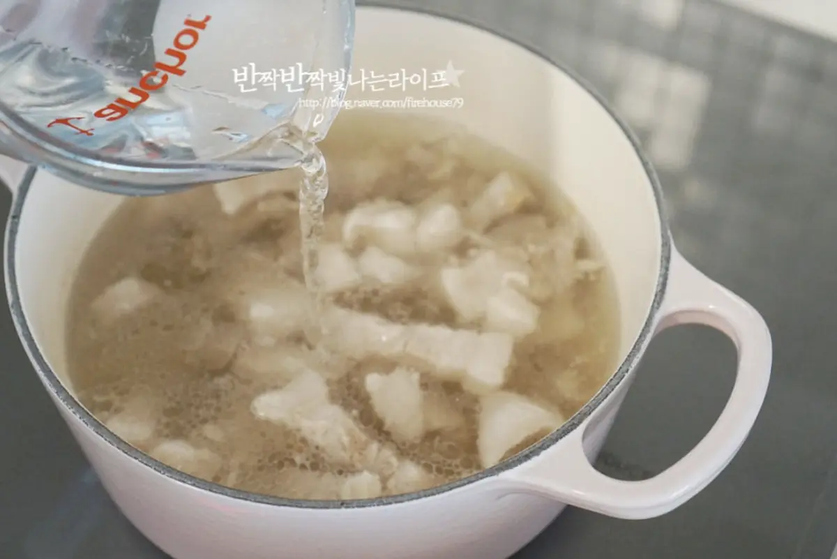 센 불에서 끓이다가 끓어오르면 중약 불로 줄인 뒤 재료가 무를 때까지 10분 이상 끓여줍니다.