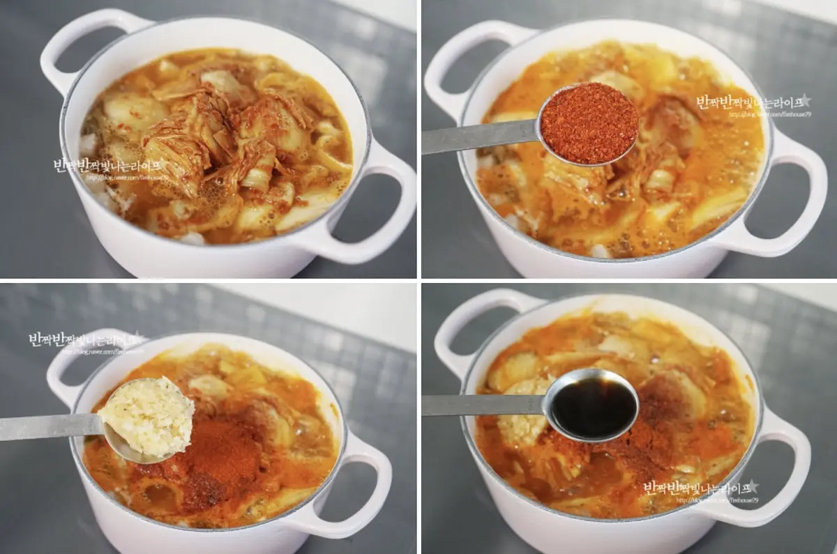 신김치 3컵, 국간장 1 큰 술 고운/굵은 고춧가루, 간 마늘 1 큰 술을 넣어줍니다.