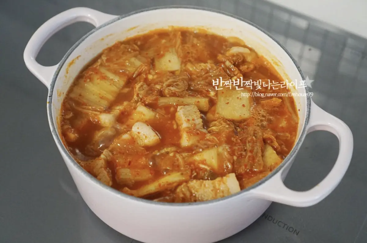 양념과 어우러지도록 한소끔 끓여줍니다.