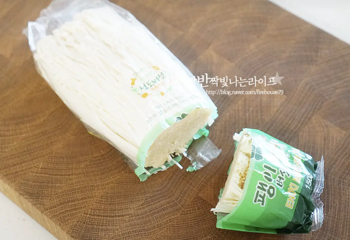 밑동이 손질되지 않은 버섯이라면 봉지를 뜯기 전에 밑동 부분을 칼로 잘라내면 깔끔하게 다듬을 수 있어요.
