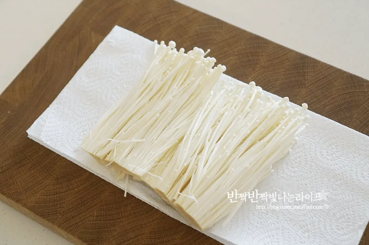 흐르는 물에 빠르게 헹구어 물기를 제거하거나 물을 적신 면포나 키친타월로 닦아주셔도 좋습니다.