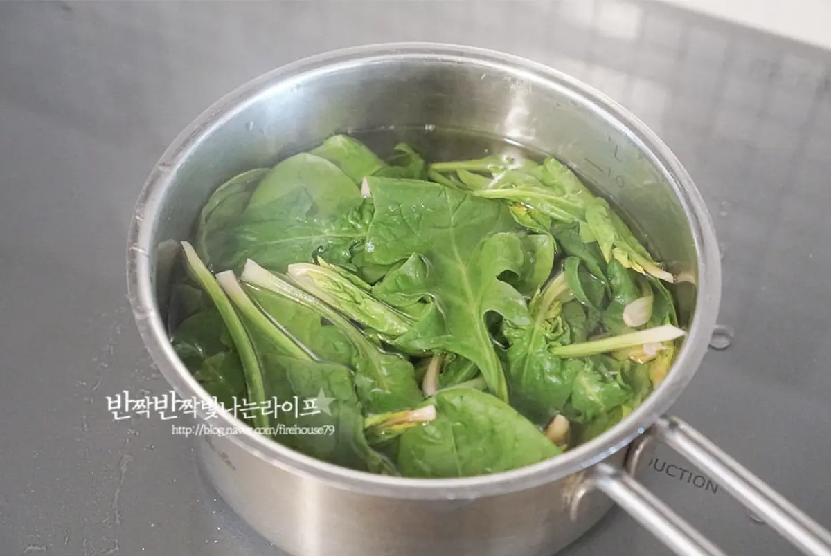 시금치는 끓는 물에 소금 1 작은 술 넣고 20~30초 숨이 죽을 정도로 데쳐 차가운 물로 헹구어 물기를 짜줍니다.