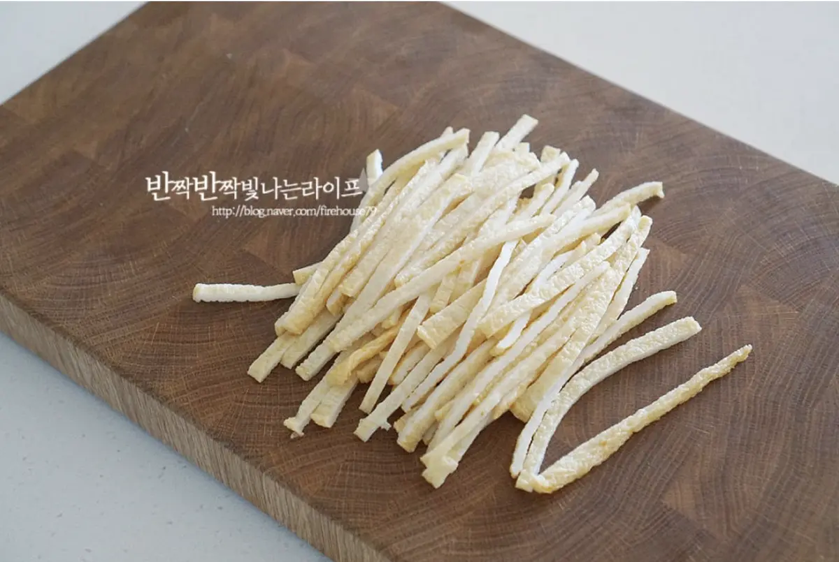 어묵은 반으로 잘라 곱게 체를 썰어주고 간장 1 큰 술, 맛술 1/2 큰 술, 올리고당 2/3 큰 술을 넣고 간이 스며들도록 볶아줍니다.