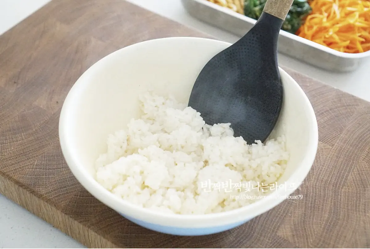 밥은 참기름 1 큰 술, 맛소금 한 꼬집 통깨 1 작은 술 넣어줍니다.