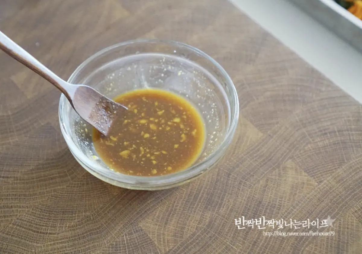 간장 1 큰 술, 물 2/3 큰 술 연겨자 1 작은 술, 올리고당 1 큰 술 식초 1/2 작은 술을 넣고 잘 풀어 겨자 소스를 만들어 줍니다.