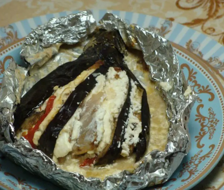 или любой другой соус по вашему вкусу, плотно прижимаете фольгу и ставите в духовку минут на 30.