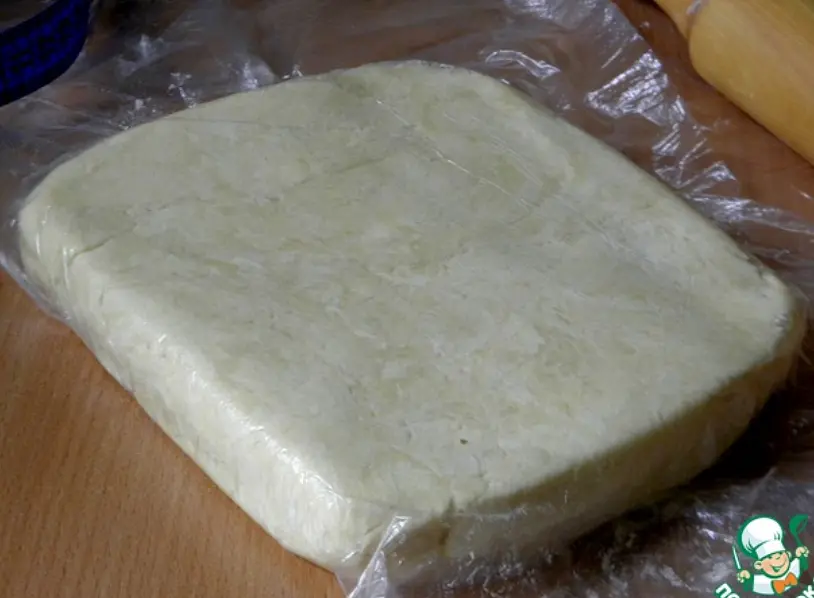 Полученное масляное тесто выложить на кусок пищевой пленки, накрыть вторым куском
