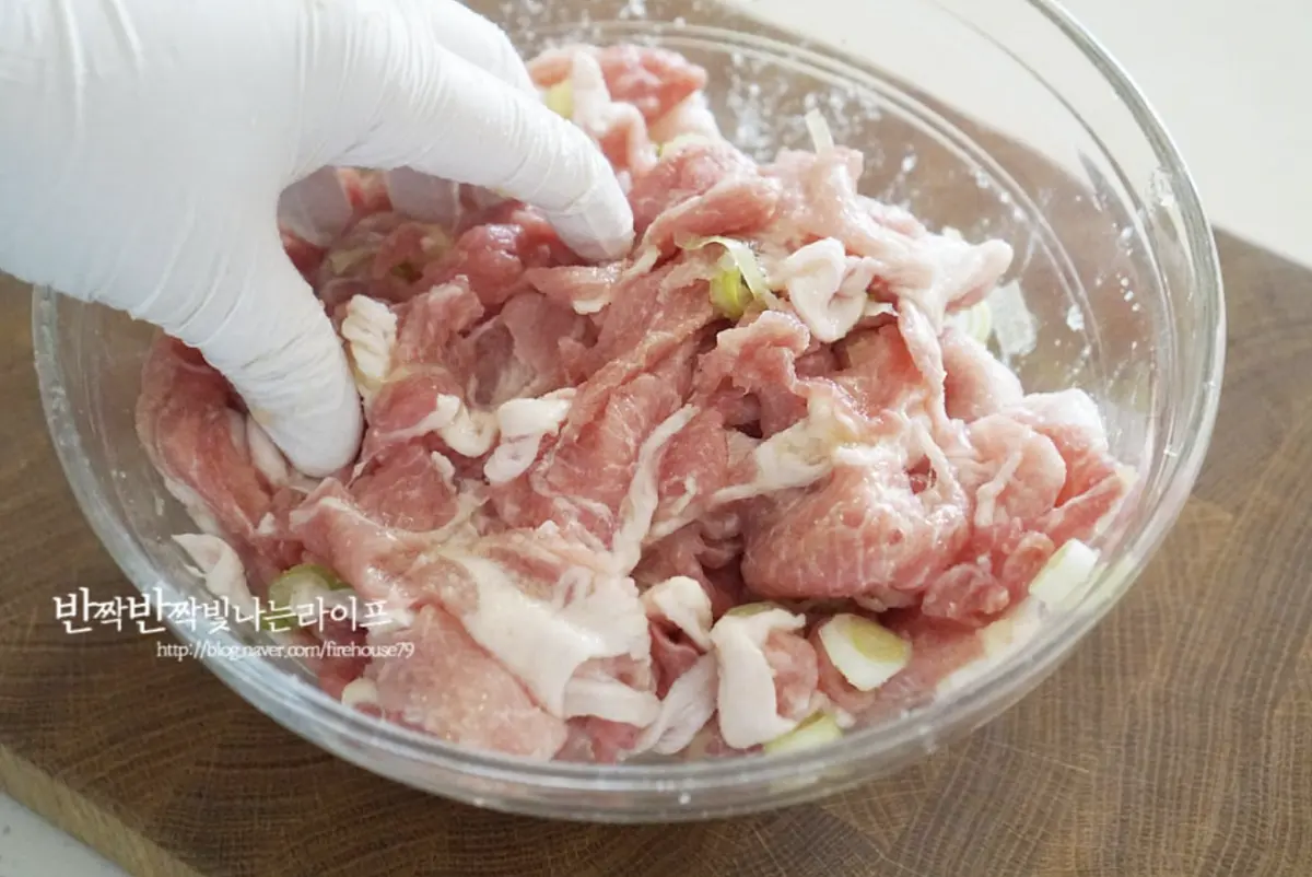갈아만든 배 85ml, 맛술 2½ 큰 술 간생강(생강가루) 약간 넣고 단맛이 골고루 밸 수 있도록 설탕입자가 녹아 어우러지게 섞어줍니다.
