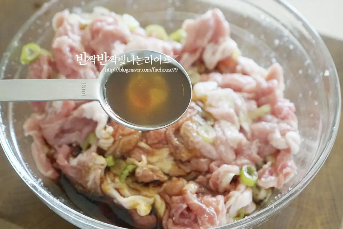 달콤하게 양념이 스며들면 진간장 2½ 큰 술, 참기름 1½ 큰 술 후춧가루를 넣어줍니다.