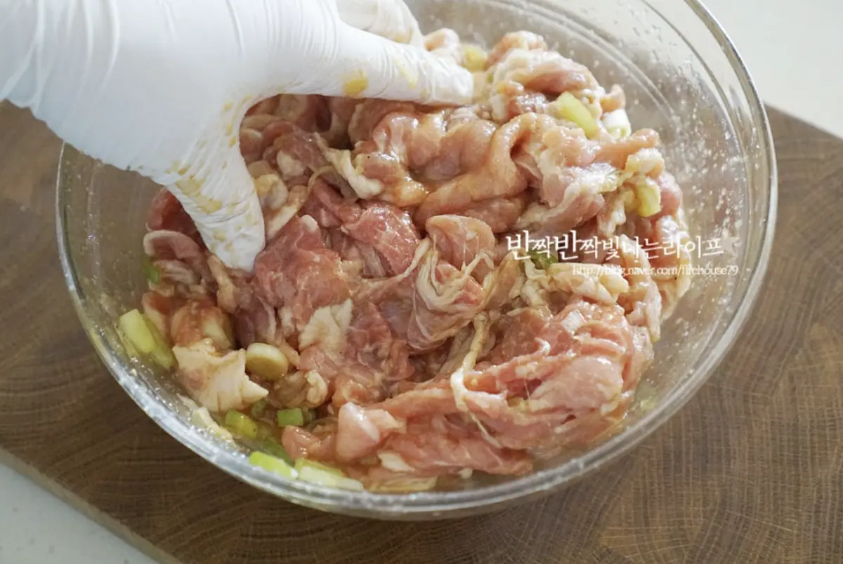 골고루 버무려 재워줍니다.
