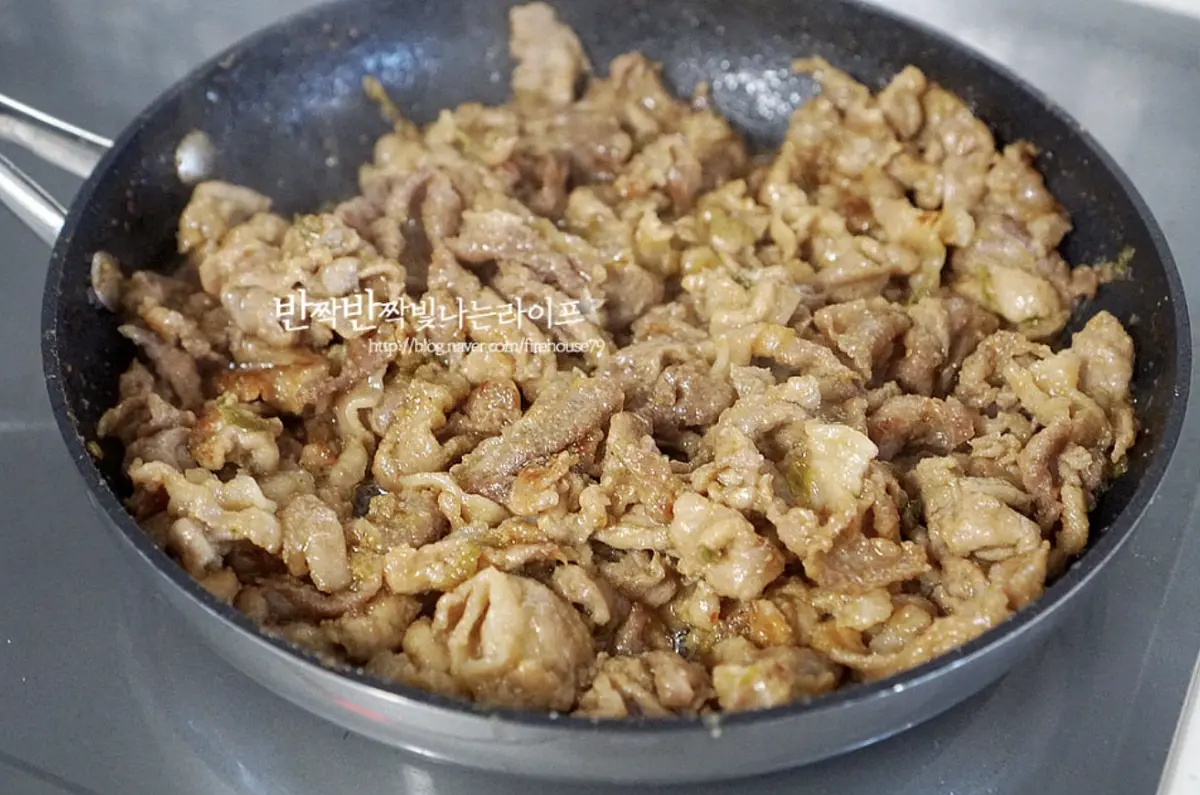 고기가 익으면서 양념이 눌어붙기 시작하면 물을 넣고 센 불에서 졸여가며 볶아주고 살짝 연기가 나면서 눌은 냄새가 나면 불을 끄고 마무리 완성해 줍니다.