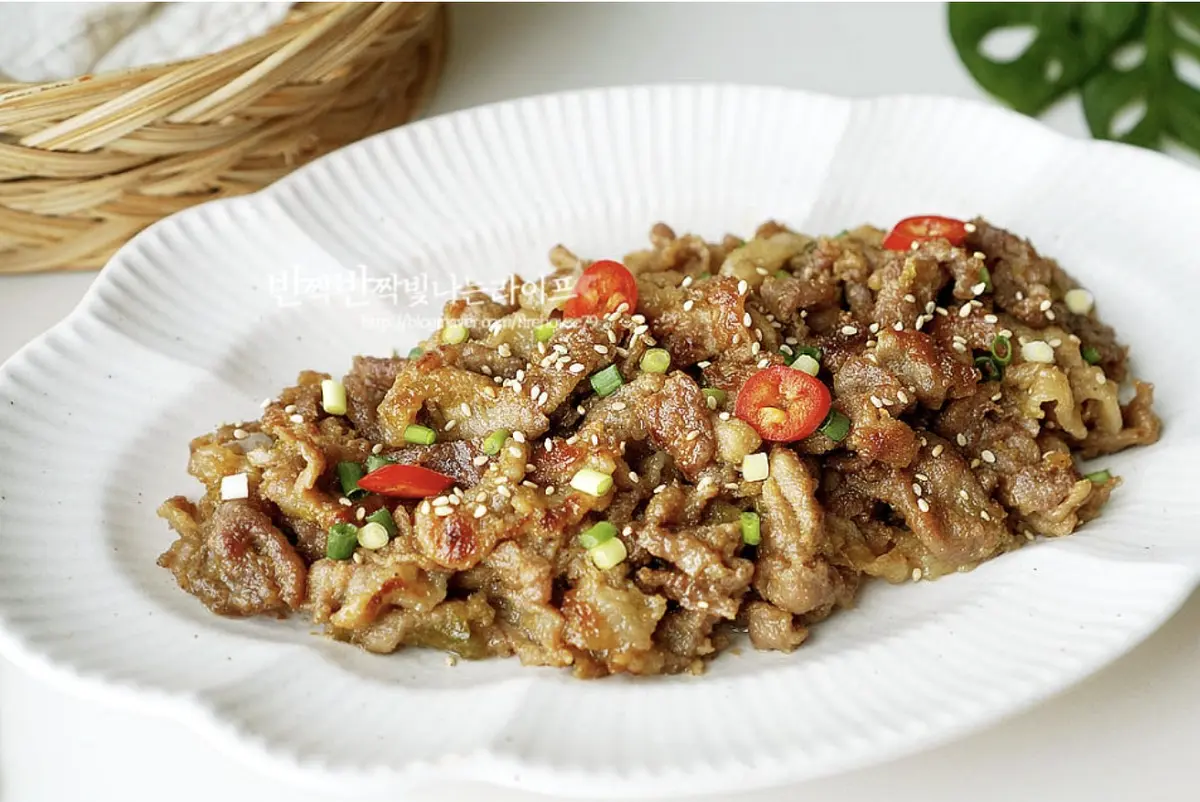 그대로 밥 위에 올려서 먹어도 맛있고 쌈채소를 곁들여도 별미죠.