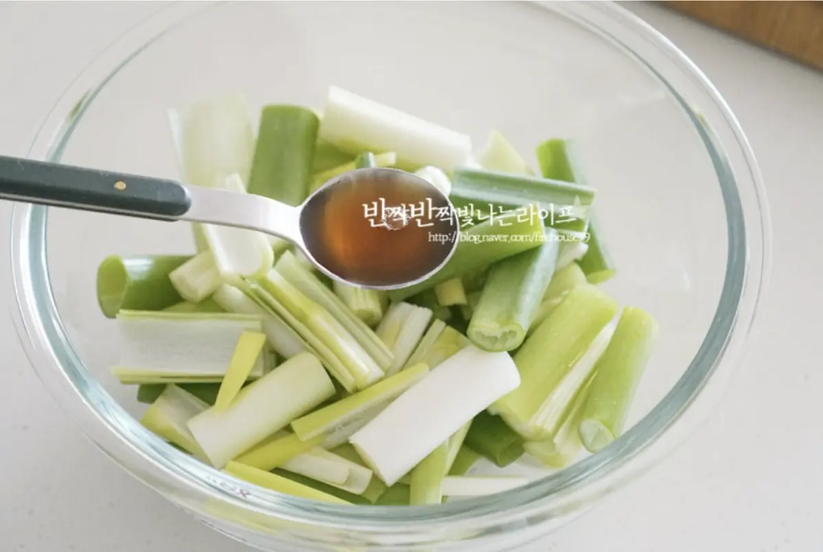 김치는 만들 때 소금에 절이는 과정이 있듯이 파김치도 간이 잘 밸 수 있도록 액젓 6 큰 술을 넣어 절여 줍니다.