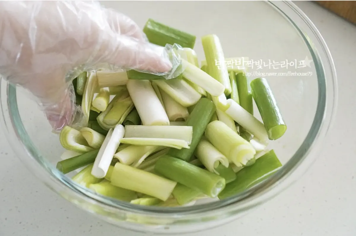 간이 어우러지도록 버무려 뒤적인 뒤 10분 절여줍니다.