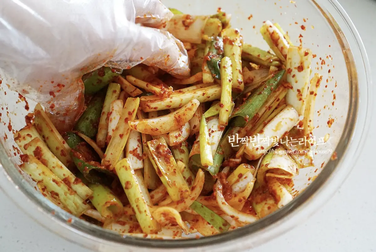 양념이 잘 밸 수 있도록 바락바락 버무려 섞어줍니다.