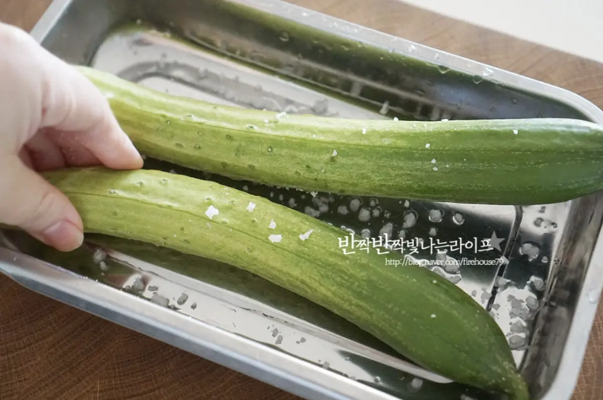 먼저 굵은소금으로 살짝 문질러 세척하여 줍니다.