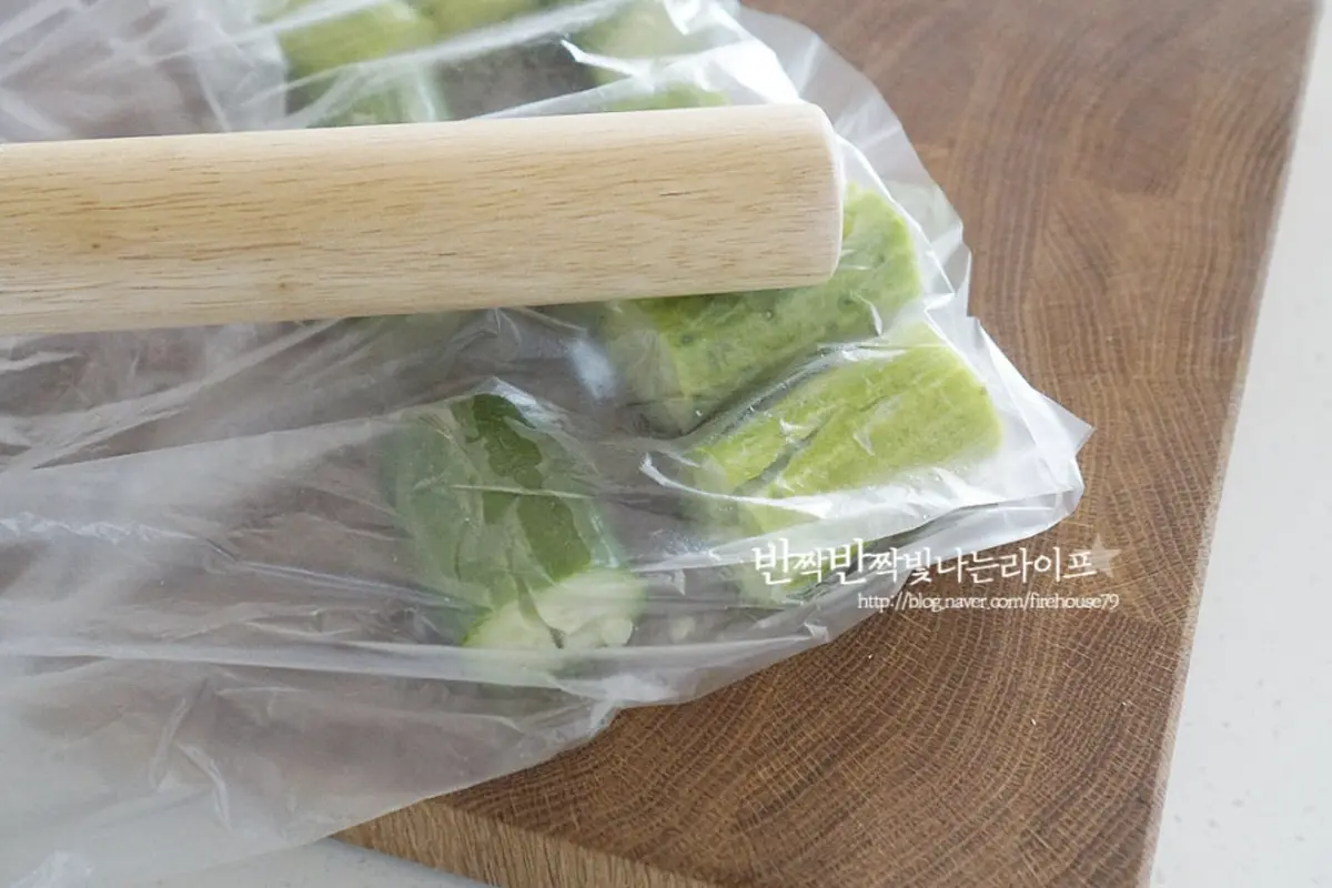 비닐팩에 담은 뒤 조리용 방망이나 밀대를 사용하여 가볍게 탕탕 두드려 부셔줍니다.