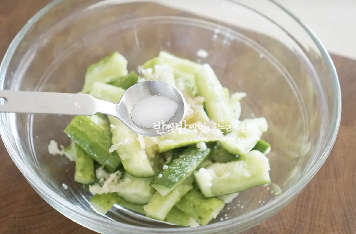 황설탕 1 큰 술, 식초 1½ 큰 술 소금 1 작은 술 넣어줍니다.
