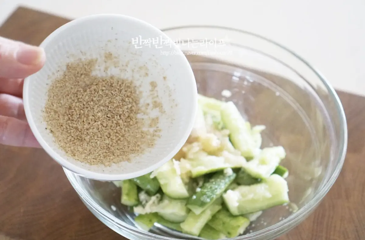 간 깨 1 큰 술도 같이 넣어줍니다.