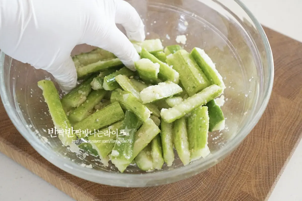 간이 어우러지도록 섞어 버무려줍니다.