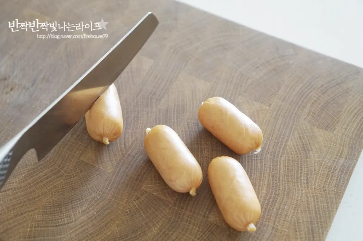 뜨거운 기름에 구워지면서 터질 수 있기 때문에 가볍게 껍질 부분에 칼집을 넣어줍니다.