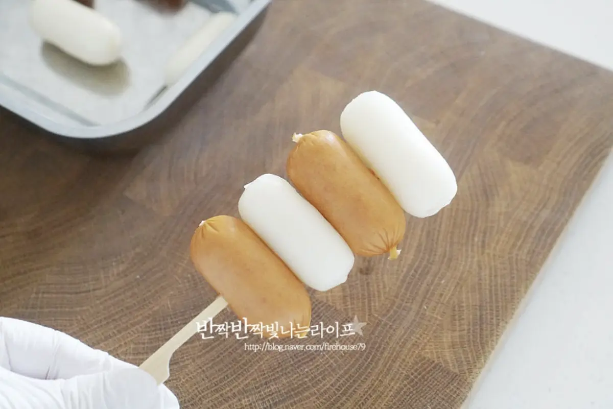 한 개당 4개를 끼울 수 있는 길이의 나무꼬치를 준비하여 떡과 소시지를 번갈아 끼워줍니다.