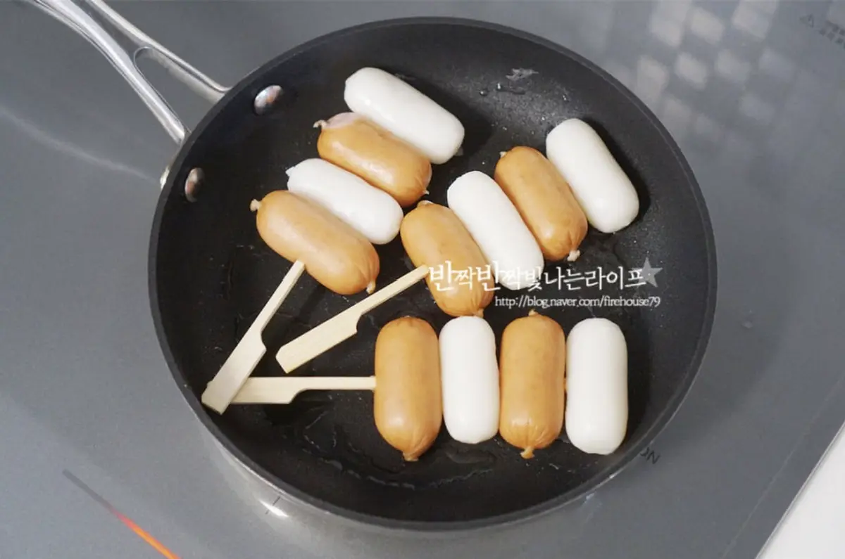 달군 팬에 식용유 두르고 앞뒤로 노릇하게 구워줍니다.