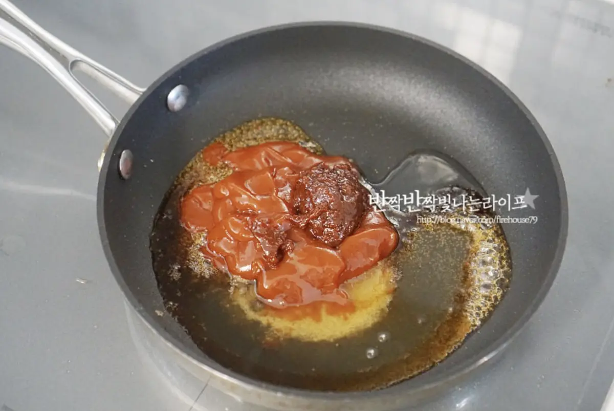 재료가 어우러지도록 끓인 뒤 불을 끕니다.