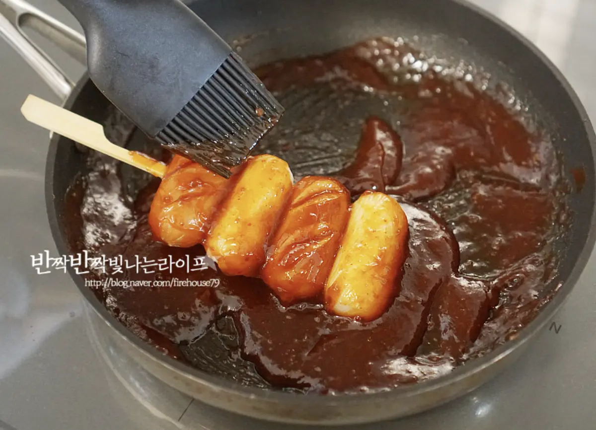 기름이 적당하게 묻은 떡꼬치에 골고루 발라줍니다.